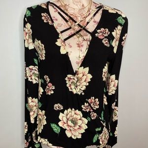 NWT Floral V neck top in black